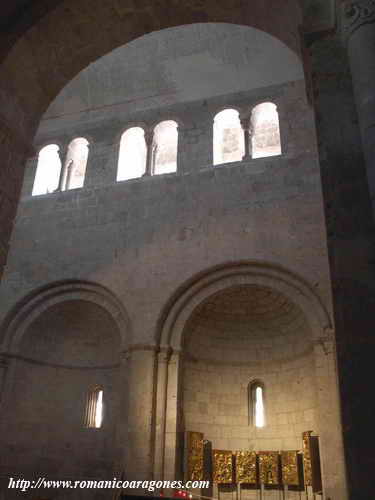 GALERA SOBRE EL LADO NORTE DE LA CABECERA, DESDE EL INICIO E LA NAVE NORTE